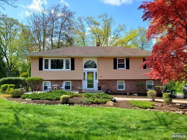 128 Glenwood Drive, North Haledon, NJ 07508