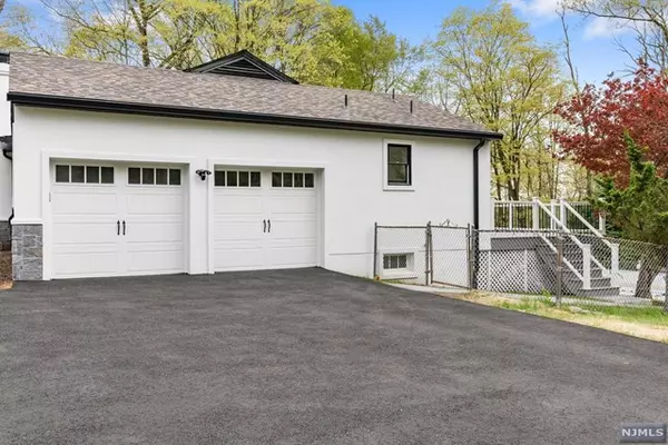 Montvale, NJ 07645,16 Stuyvesant Road