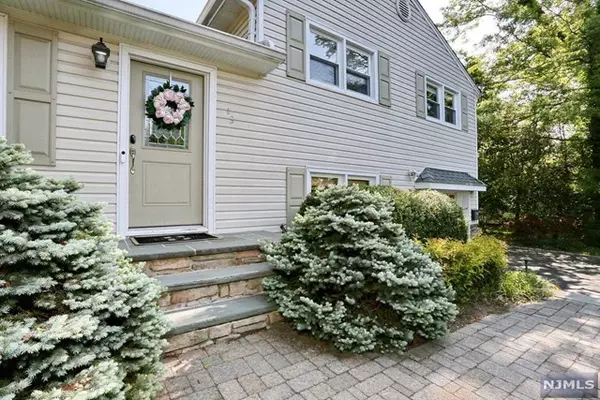 Waldwick, NJ 07463,13 Evergreen Street