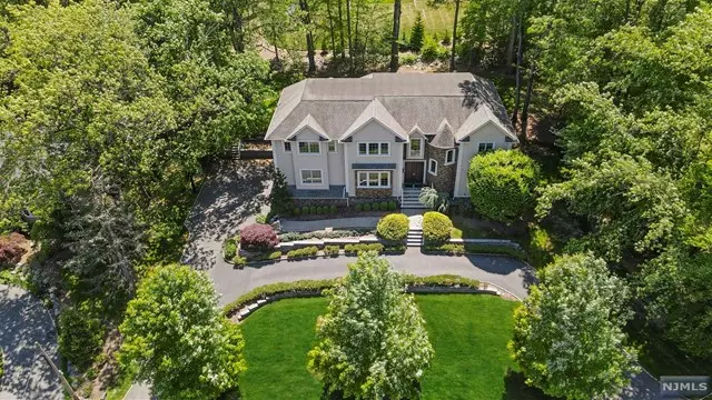 33 Heatherhill Lane, Woodcliff Lake, NJ 07677