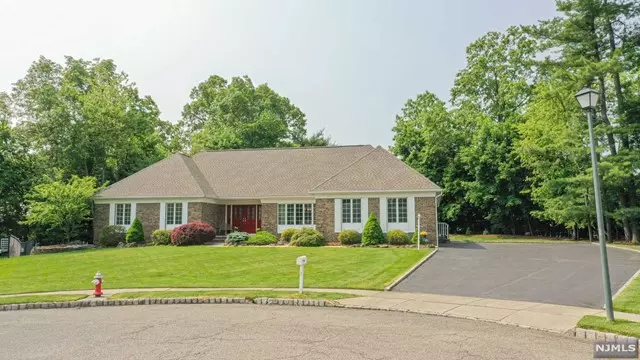 8 Parkview Lane, Fairfield, NJ 07004