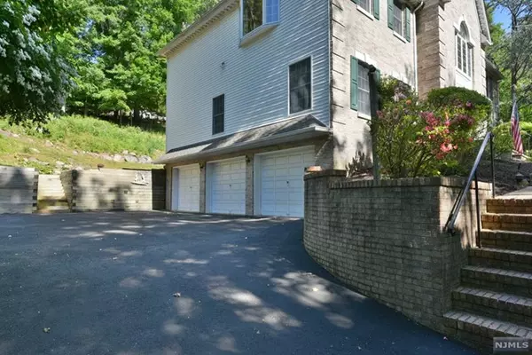 Upper Saddle River, NJ 07458,37 Aspen Way