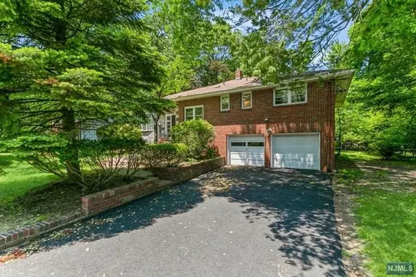 Tenafly, NJ 07670,21 Greentree Terrace