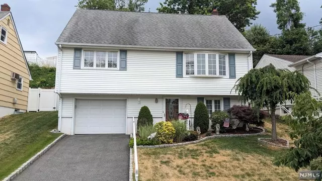 22 Veterans Court, Wallington, NJ 07057