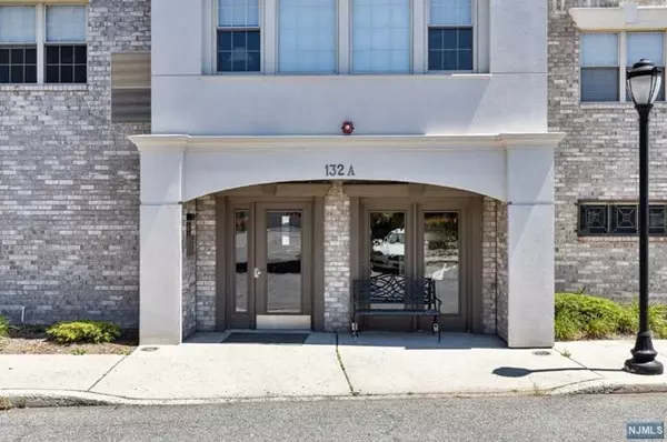 East Rutherford, NJ 07073,132 Union Avenue #207A