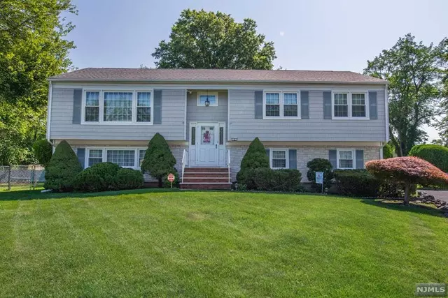 5 Cypress Court, Fairfield, NJ 07004