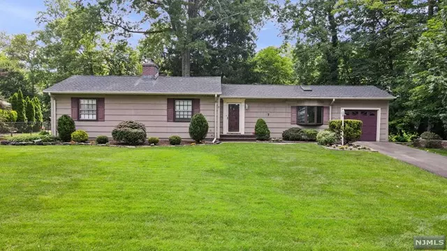 7 Oak Tree Lane, Little Falls, NJ 07424