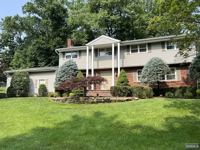 Montvale, NJ 07645,9 Shady Trail