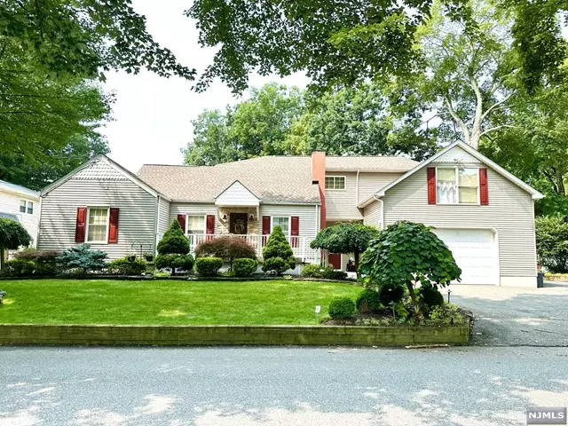 41 Star Lake Road, Bloomingdale, NJ 07403