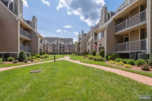 East Rutherford, NJ 07073,205 River Renaissance  #B05