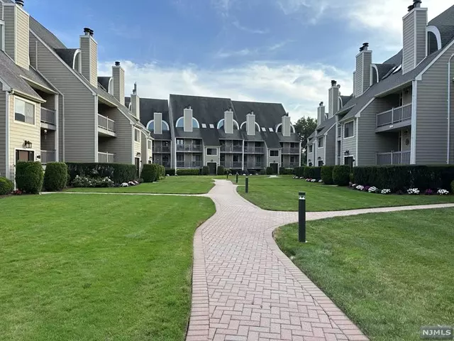 1005 River Renaissance, East Rutherford, NJ 07073