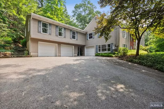 69 Windbeam Lane, Ringwood, NJ 07456