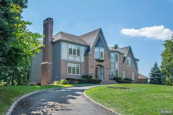 Franklin Lakes, NJ 07417,105 Delaware Lane