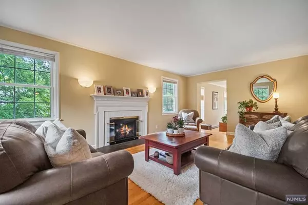 Tenafly, NJ 07670,14 Surrey Lane