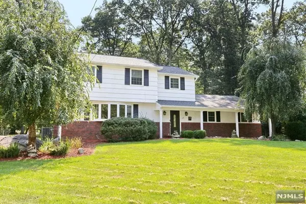 69 Skytop Drive, Mahwah, NJ 07430