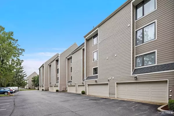 East Rutherford, NJ 07073,514 River Renaissance  #B14