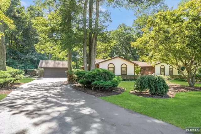 26 Pond Lane, Mahwah, NJ 07430