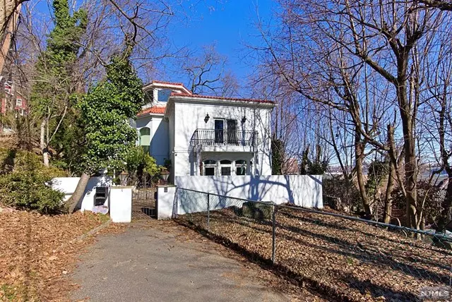 4 Old Wood Road, Edgewater, NJ 07020