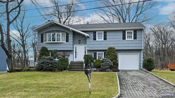 11 Oakwood Avenue, Pequannock Township, NJ 07440