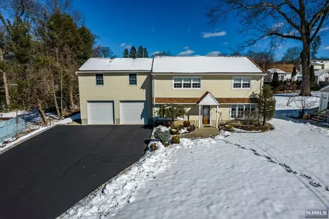 32 Crane Avenue, Bloomingdale, NJ 07403