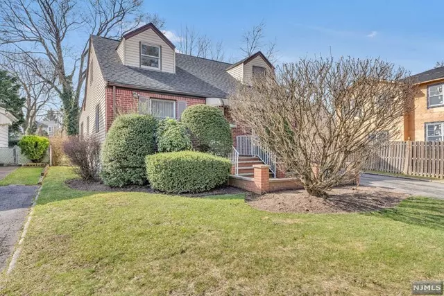 82 Surrey Lane, Bergenfield, NJ 07621