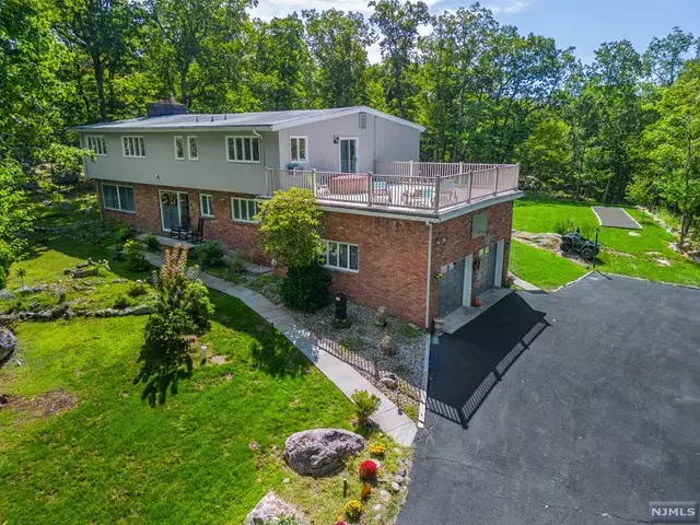 21 Beechwood Lane, Kinnelon Borough, NJ 07405