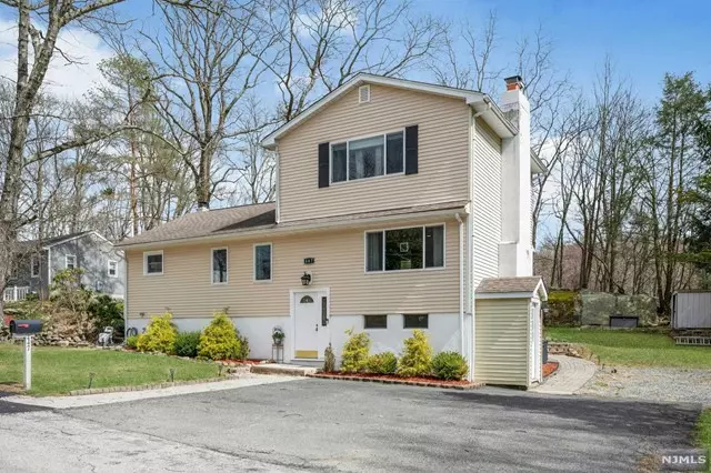 Hopatcong, NJ 07843,447 Brown Trail