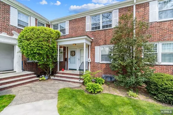 55 Meadowbrook Place, Maplewood, NJ 07040