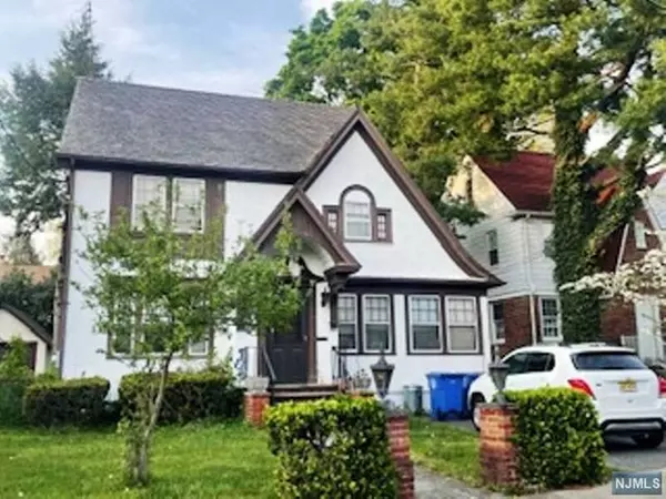 Tenafly, NJ 07670,25 Hamilton Place