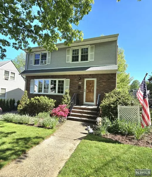 33 Woodrow Place, West Caldwell, NJ 07006