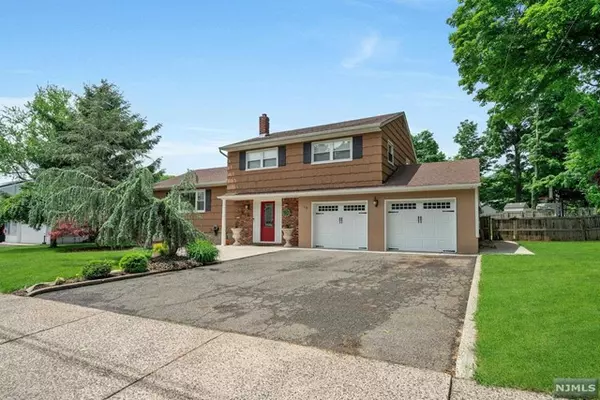 15 Demund Lane, Midland Park, NJ 07432