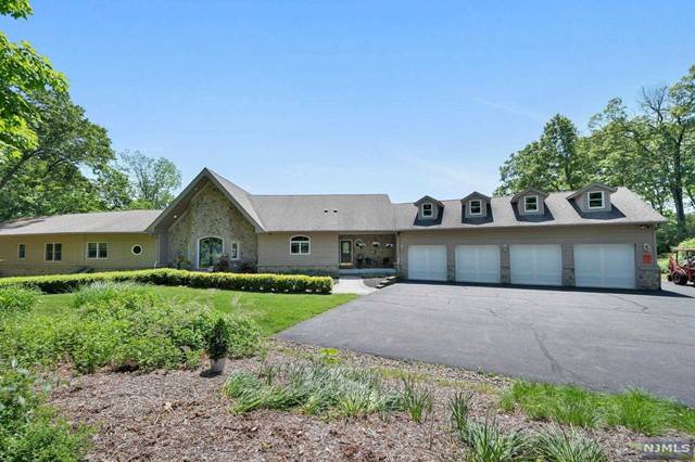 66 Skytop Road, Andover Twsp, NJ 07860