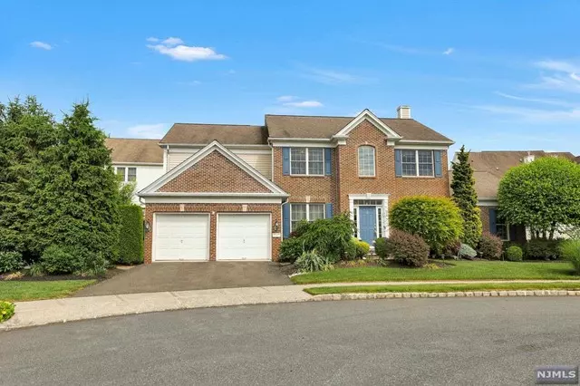 8 Commanders Court, Totowa, NJ 07512