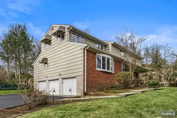 Cresskill, NJ 07626,300 Grant Avenue