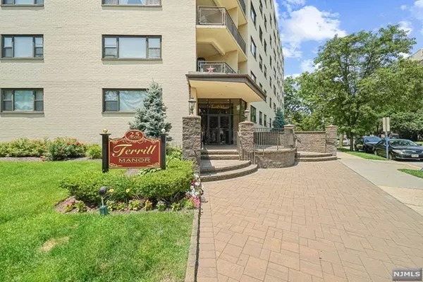 Hackensack, NJ 07601,25 Grand Avenue #4A