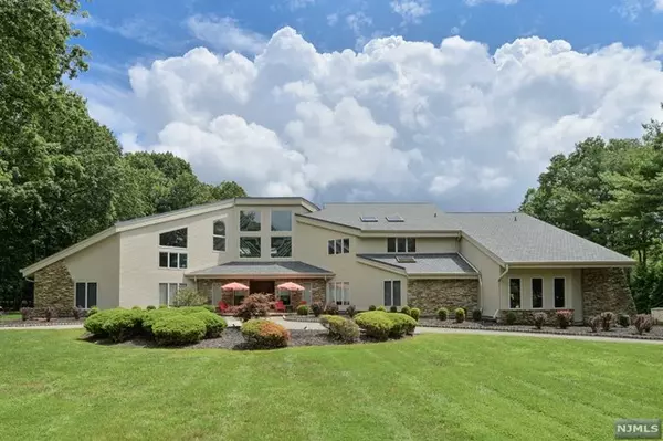 8 Stonewall Road, Saddle River, NJ 07458