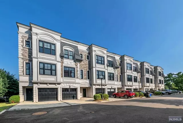 28 Marquis Court #28, Edgewater, NJ 07020