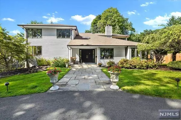 Tenafly, NJ 07670,3 Forest Road