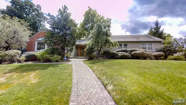 671 East Drive, Oradell, NJ 07649