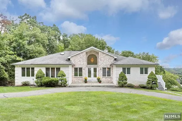 4 Valley View Drive, North Haledon, NJ 07508