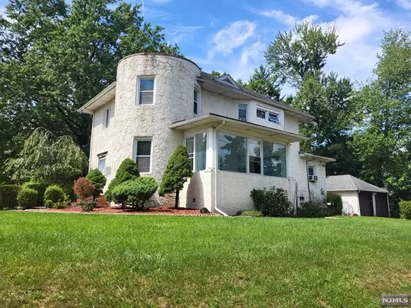 172 Lakeview Avenue, Leonia, NJ 07605