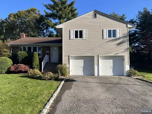 812 West Glenside Court, Oradell, NJ 07649