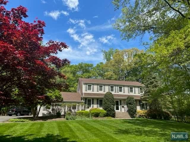 6 Oakwood Road, Allendale, NJ 07401