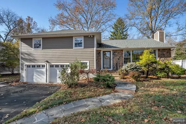 22 Broadlawn Drive, Livingston, NJ 07039