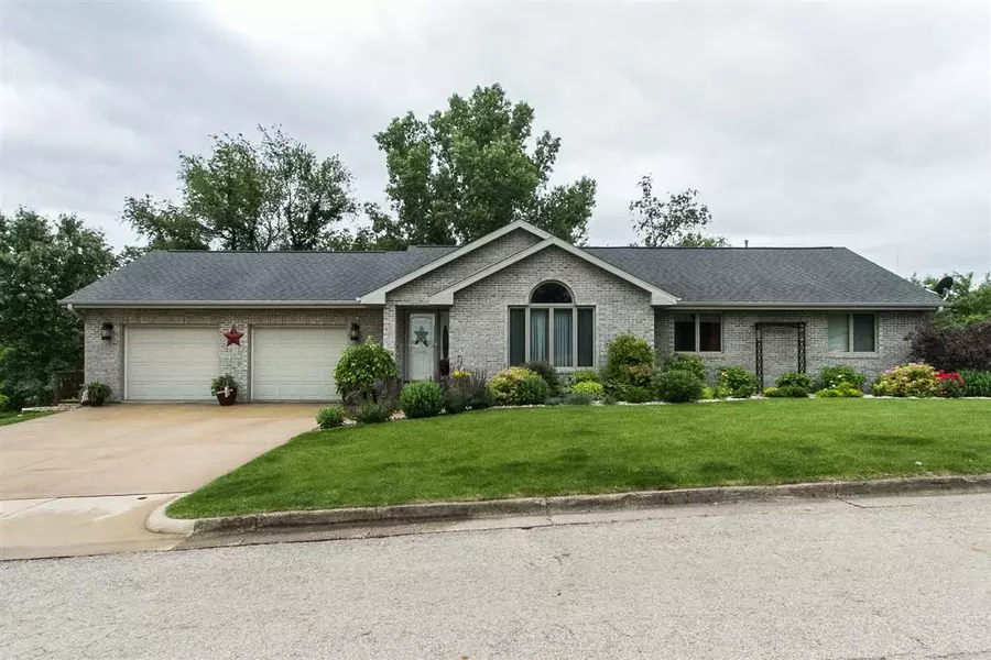 669 Maryville Heights, Hazel Green, WI 53811