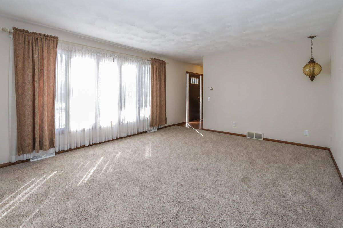 Columbus, WI 53925,404 PARKVIEW DR