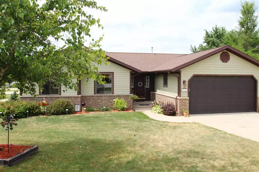 N5619 Rockridge Ct, Johnson Creek, WI 53038-8556