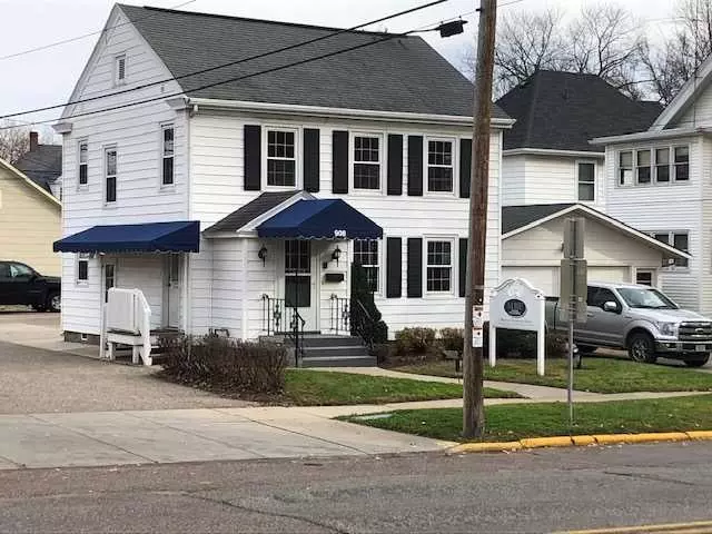 908 Broadway St, Baraboo, WI 53913