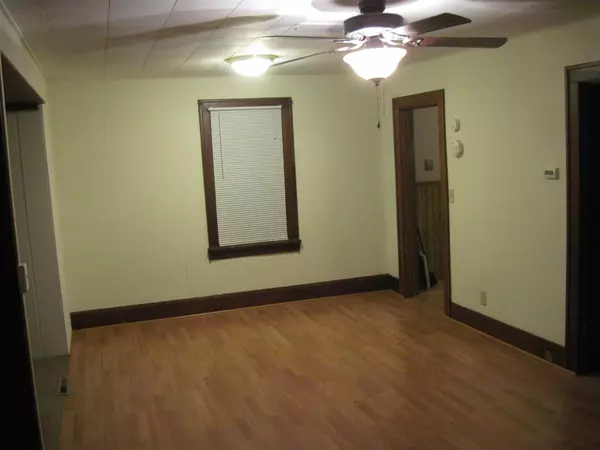 Adams, WI 53910,116 S Oak St