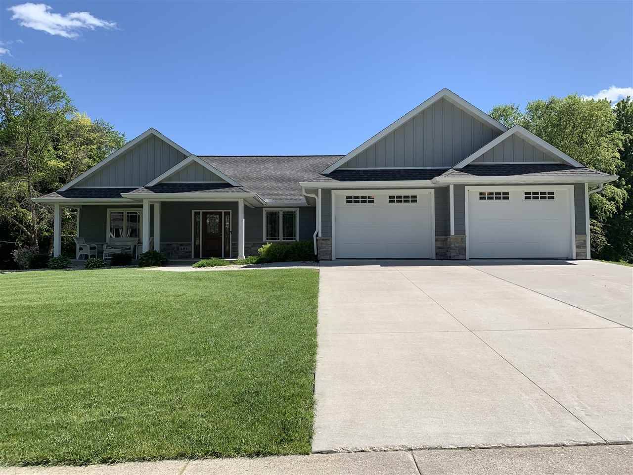 609 Bascom Hill Dr, Baraboo, WI 53913